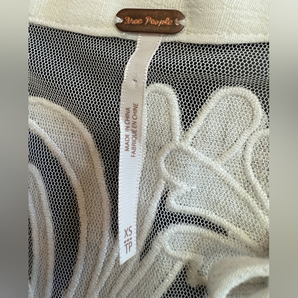 Free People XS Flowy White Sleeveless V-Neck Top With Lace Floral Detail - Picture 7 of 7